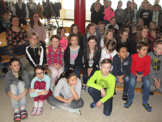 Schüler der NMS Helfenberg bei der Feier der Tabletsübergabe. | Foto: privat