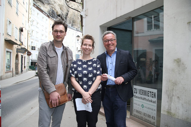 Beim Leerstandsspaziergang: Stefan Heizinger und Elisabeth Schmirl (beide vom Verein "Super") mit LR Heinrich Schellhorn (re.). | Foto: LMZ Franz Neumayr/SB