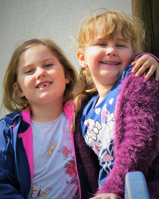 Lea und Hanna auf der Rutsche