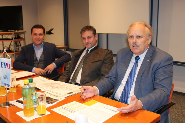 Parteiübergreifende Pressekonferenz in Braunau: LAbg. Gerald Weilbuchner (ÖVP), LAbg. David Schießl (FPÖ) und FP-LAbg. Walter Ratt.