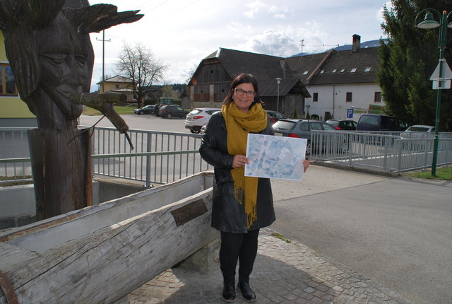 Bürgermeisterin Marika Lagger-Pöllinger vor dem Areal, welches das neue Dorfzentrum werden soll