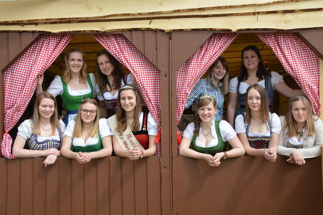 Stolz aufs Holz: Die Kandidatinnen wollen als künftige Mostprinzessinnen unsere Region mit ihren Obstbäumen bestens präsentieren.