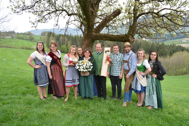 Familie Aigner (M.) mit den neuen Mostprinzessinnen sowie Mostkönigin Nicole (2.vl.) und Anna-Maria Handl (r.) von der Landjugend.