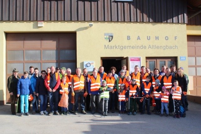 Sowohl Kinder als auch Erwachsene halfen dabei, die Stadt zu säubern. | Foto: Privat