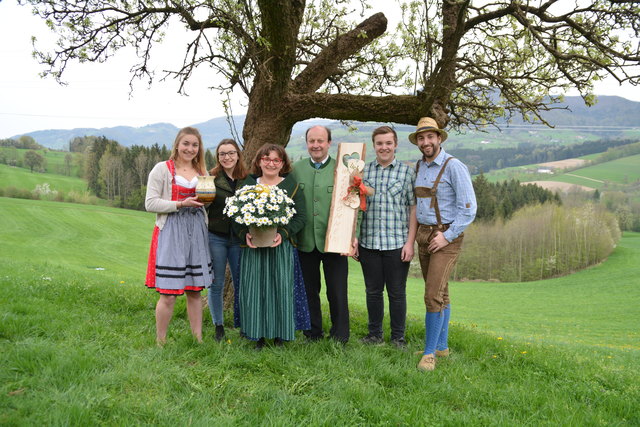 Glückliche Gastgeber: Franz und Maria Aigner (M.) mit ihren Kindern Isabell, Nicole, Gabriel und Daniel in Scheibbsbach.