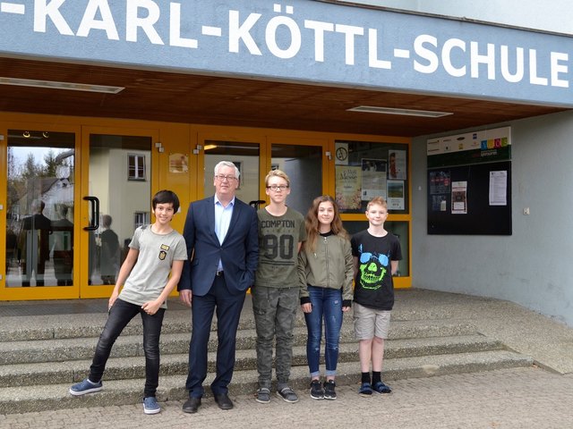 Der damalige Direktor Klaus Hubelnig mit Schülern vor der Neuen Mittelschule St. Georgen. | Foto: Hubelnig