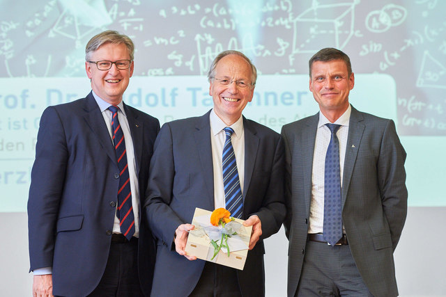 Volksbank OÖ-Vorstanddirektor Andreas Pirkelbauer, Mathematiker Rudolf Taschner und Volksbank OÖ-Vorstandsdirektor Richard Ecker. | Foto: Matthias Lauringer