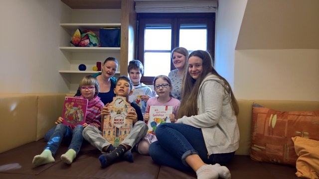 Die Schülerinnen und Schüler der türkisen Klasse in der Sonderschule Rogatsboden lesen gern mit ihren Lehrerinnen.