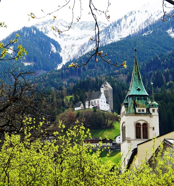 ... auf einem steilen Hügel südlich von Schwaz gelegen - weithin sichtbar. Es war der Stammsitz der Ritter von Freundsberg, wurde im Jahr 1150 gegründet und seit 1812, ist es im Besitz der Stadt Schwaz! Rechts ist der Glockenturm der Pfarrkirche "Maria Himmelfahrt", zu sehen!