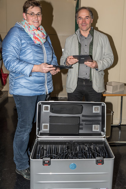NMS- und PTS-Lehrerin Christina Springer übernimmt die 20 Tablets von Michael Atzwanger (Bundeskoordinator des Projektes vom BM für Wissenschaft und Forschung).