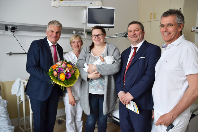 Karl Lehner, Hebamme Marlen Windhager, Marie-Theres Kiesler mit Sohn Jonathan, Harald Schöffl und Oberarzt Josef Hager (v.li.) | Foto: gespag