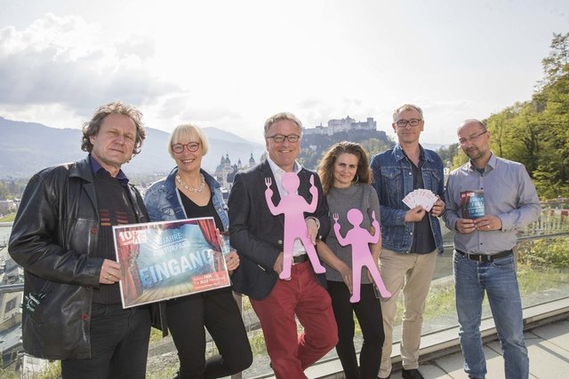 Gerard Es, Brigitte Buchacher, Landesrat Heinrich Schellhorn, Monika Wagner, Thomas Randisek und Robert Buggler, mit dem Erkennungszeichen der Aktion "Hunger auf Kunst und Kultur".