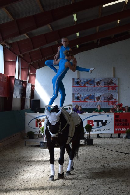 Annika und Katja Riesinger auf Pferd Balu