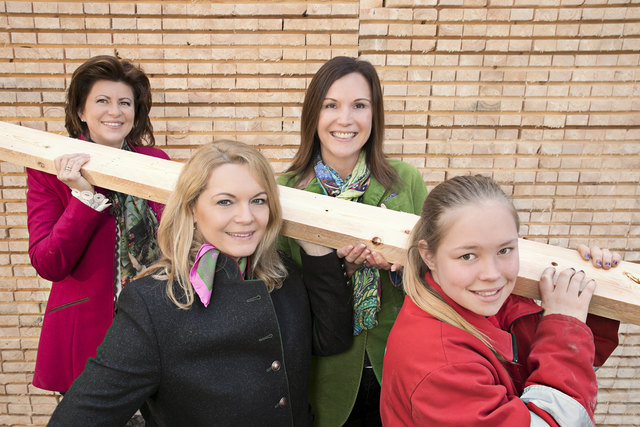 Setzen auf Holz: Monika Zechner, Obfrau der FG Holzindustrie der WKO Stmk, Petra Huber, Holzindustrie Kaml&Huber, Brigitte Marold, Geschäftsführerin der FG Holzindustrie, und Denise Reiter, Holztechnik-Lehrling bei Mayr-Melnhof Holzindustrie Leoben. (v.l.) | Foto: Hannes Loske