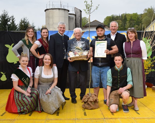 Der beste Most kommt aus dem Hause Kamleitner (Schweighof). vorne (vlnr.) Mostprinzessin Sigrid Huber, LJ-Leiterin Elisabeth Berger, LJ-Leiter Jakob Korn. hinten (vlnr.) Mostprinzessin Stv. Anna Haiden, Mostkönigin Stv. Tanja Datzberger, Nationalratabgeordneter Anton Kasser, Kamleitner Johann und Rene, Bezirksbauernbundobmann Franz Lehner, Frau Vizebürgermeister Edith Weichinger