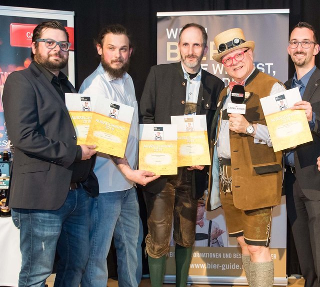 Die besten Bierwirte in Oberösterreich v.l.n.r. Dino Karger (The Irish, 4 Krügerl, Bierlokal des Jahres in OÖ), Christoph Rudelstorfer (Foxis Schlosstaverne, 5 Krügerl), Wolfgang Pötzl (Schwechaterhof, 5 Krügerl), Bierpapst Conrad Seidl, Roland Feyrer-Schwarz (Bertlwieser's - Rohrbachs bierigstes Wirtshaus, 5 Krügerl) und Felix Schiffner (Biergasthaus Schiffner, 5 Krügerl)