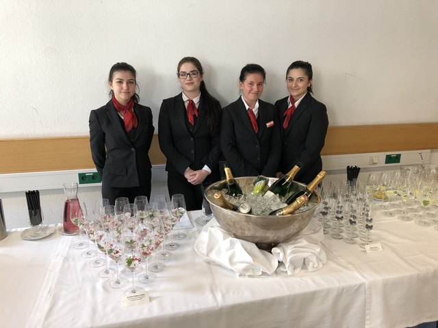Bei der Fachprüfung der Tourismusschule Bergheidengasse zeigten die Schüler der Abschlussklassen ihr Können in Küche und Service.