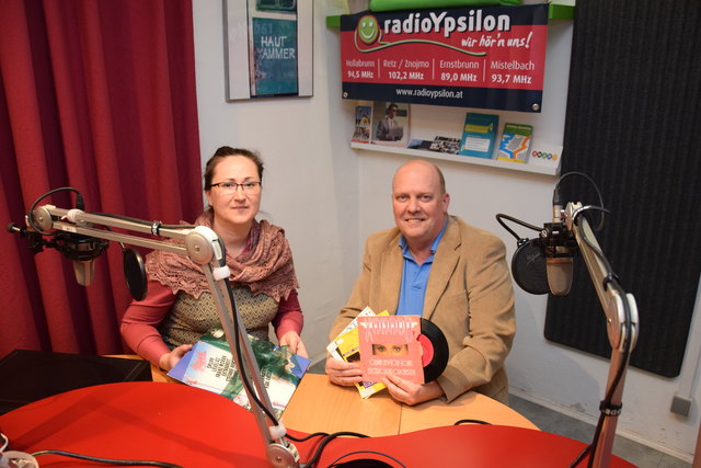 Radio Ypsilon-Obfrau Adela Racek Seidlova gratuliert dem Sendungsmacher Ewald Schilngerling zur 100. Ausgabe von “80er analog”. | Foto: privat