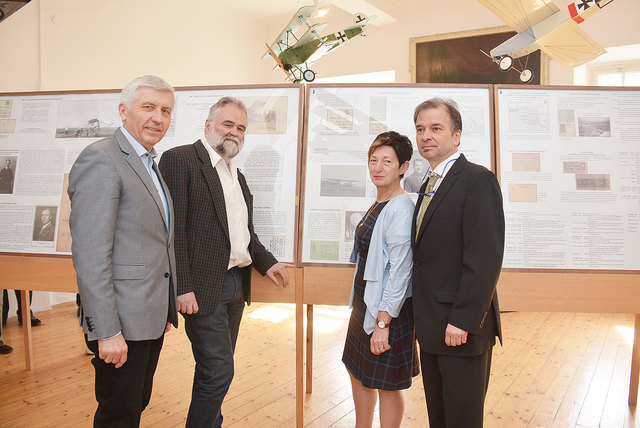 Ausstellungseröffnung: BH Walter Kreutzwiesner, Peter Hüthmair, Bgm. Christine Holzweber, Friedrich Schwaiger (v.l.).
