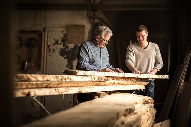 Albin Kucher mit Sohn Axel bei der Arbeit: "Wir verarbeiten nur bewusst ausgewählte Bäume." | Foto: Wienerwald Werkstätten