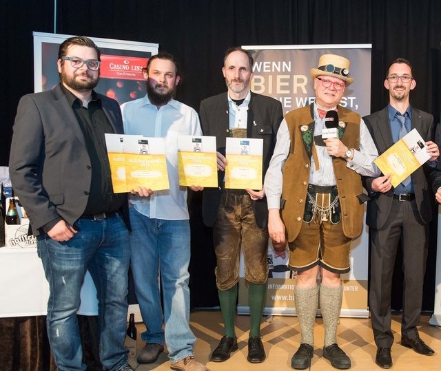 Die besten Bierwirte in Oberösterreich v.l.n.r. Dino Karger (The Irish, 4 Krügerl, Bierlokal des Jahres in OÖ), Christoph Rudelstorfer (Foxis Schlosstaverne, 5 Krügerl), Wolfgang Pötzl (Schwechaterhof, 5 Krügerl), Bierpapst Conrad Seidl, Roland Feyrer-Schwarz (Bertlwieser's - Rohrbachs bierigstes Wirtshaus, 5 Krügerl), Felix Schiffner (Biergasthaus Schiffner, 5 Krügerl) und Ursula Scheuringer (Casino Linz)