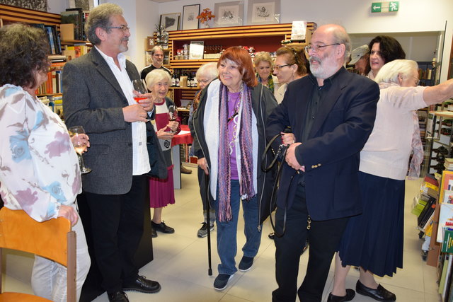 Alle freuen sich, wenn Elfriede Ott zur Lesung in die Buchhandlung Bellearti kommt.