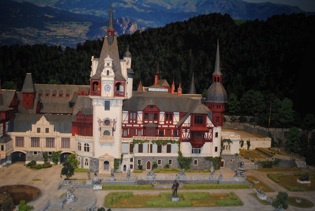 Schloss Peles in Rumänien: Kleinste Details und spezielle Lichteffekte sorgen für eine genaue Darstellung der 15 Schlösser.