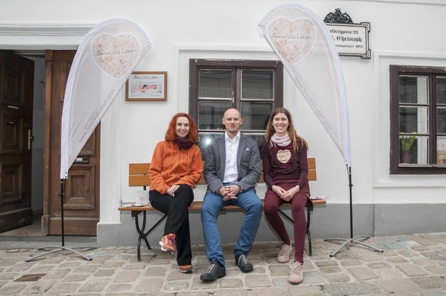 Eingespieltes Team: Klaus Gisinger mit zwei seiner Mitarbeiterinnen, Carina Kirchmayer (r.) und Ella Flavin.