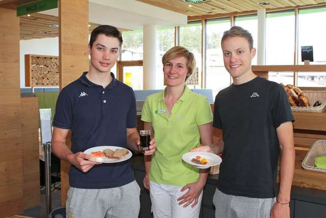 Das Tirol Cycling Team auf Trainingslager im DAS SIEBEN - die Sportler legen großen Wert auf eine gesunde Ernährung mit viel Kohlenhydraten, Proteinen und Eisen. Im Bild: Markus Wildauer, Christina Egerbacher und Benjamin Brkic