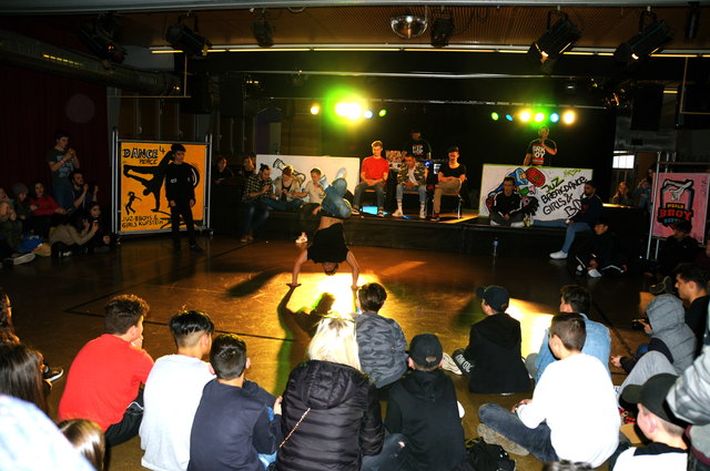 Zahlreiche Breakdance-begeisterte Jugendliche wetteiferten im Saal der Kulturfabrik. | Foto: JuZ/Weninger