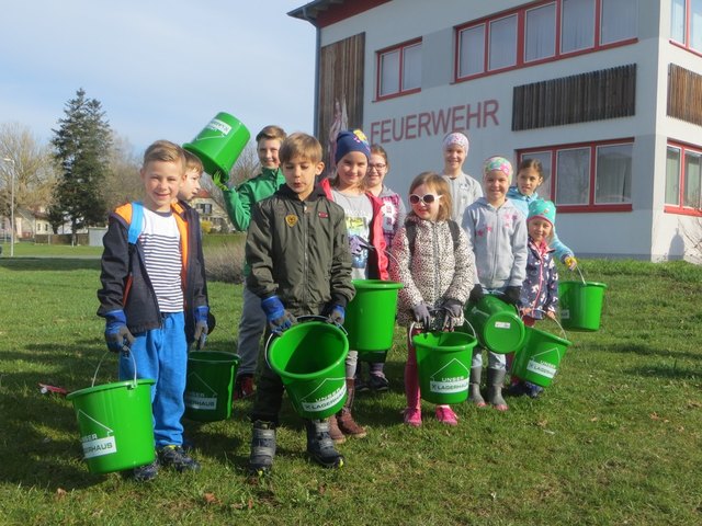 Die Sammelkübel der Deutsch Tschantschendorfer Kinder blieben bei der Flurreinigung nicht lange leer. | Foto: Gemeinde Tobaj