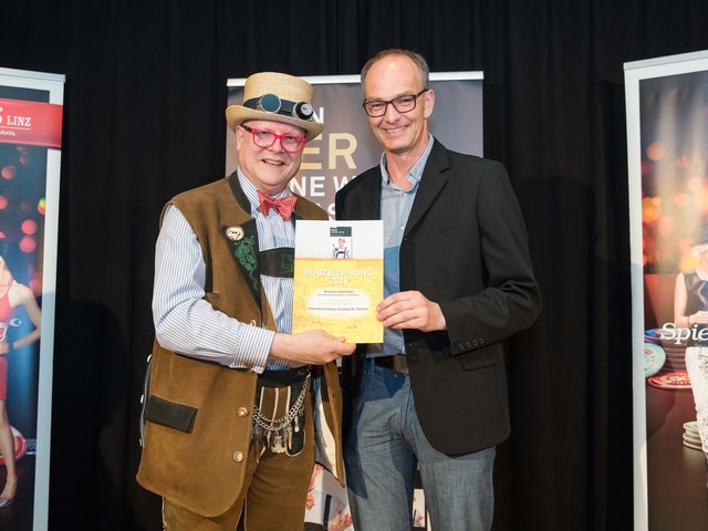 Im Bild li. Bierpapst Conrad Seidl und re. Peter Krammer (Hofstetten, Granitbock Edition Vinothek St. Stephan als eine der Bierinnovationen des Jahres)