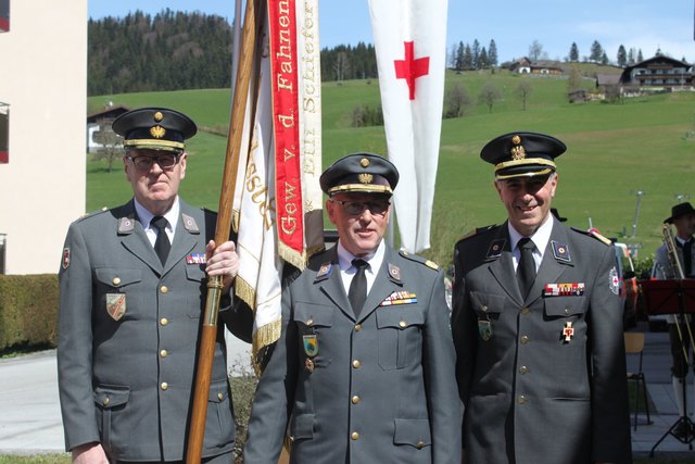 Fahnenübergabe beim Roten Kreuz Lammertal (v.l.n.r.): Thomas Galler übernimmt die Fahne von Matthias Winkler, der damit seine Funktion als Bezirksrettungskommandant des Roten Kreuzes im Lammertal übergibt. Rechts Landerettungskommandant Anton Holzer. | Foto: Rotes Kreuz Salzburg