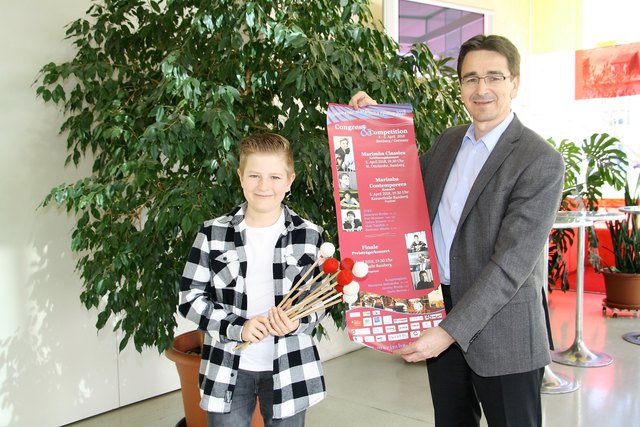 Stolz ist Papa Gerhard Teibinger auf seinen Sohn Georg, dem die Elite der Marimba-Experten applaudierte.