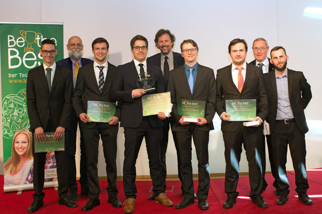 Das Siegerteam "ActiHealth" von der HTL Anichstraße mit Simon Zigala (Förderverein Technik) und den Jury-Mitgliedern LSI Anton Lendl, Andreas Mehrle und Wolfgang Eichinger.