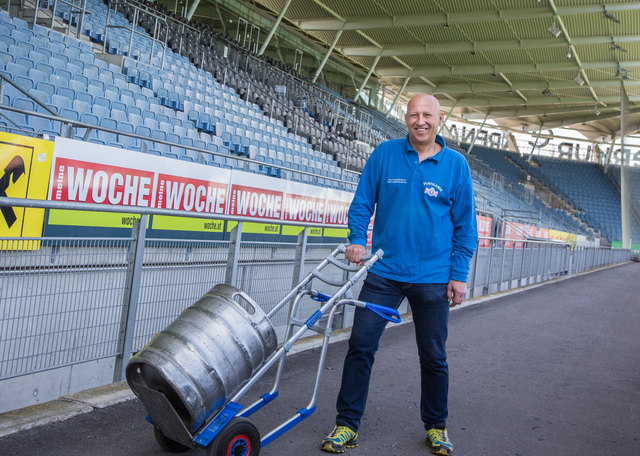 Verkehrte Welt: Stunden vor dem Spiel sind Kurt Grössingers Fässer noch voll und das Stadion leer. Das ändert sich aber schnell ... | Foto: Ivo Velchev