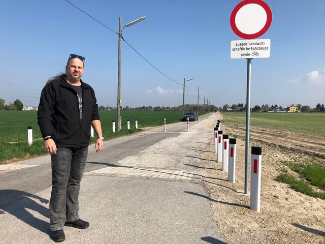 Trotz Poller und Fahrverbot fahren hier Autos. Zum Ärger für Christian Kisling direkt über seine Felder.