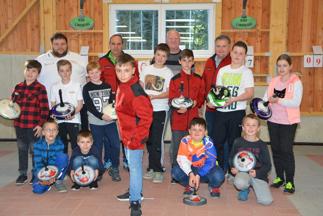 Treffsicher: Die U10 und U14 Mannschaft des Jugend Eis- und Stocksportzentrums Fürstenfeld, Stocksporthalle Lindegg mit ihren Trainern.