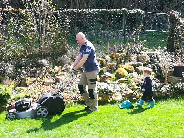 Das Schönste am Frühling ist für Jan das Rasenmähen .