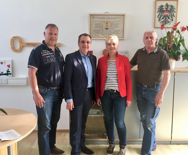 Foto der Sprechstunde in Seebenstein:
Vizebgm. Günter Haller, LAbg. Bgm. Rupert Dworak, Bgm.in Marion Wedl und GGR Karl Wurmbrand