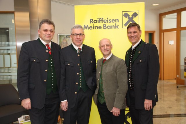 Die Vorstandsdirektoren Michael Hödl (r.) und Georg Lampl (l.) mit den beiden jetzt ehemaligen Mitarbeitern Manfred Salzger und Johann Hauk. | Foto: Korbe
