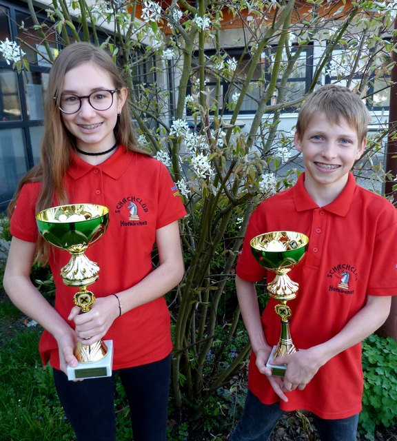 Elena Reinhold und Jonathan Stafflinger vor der Schule