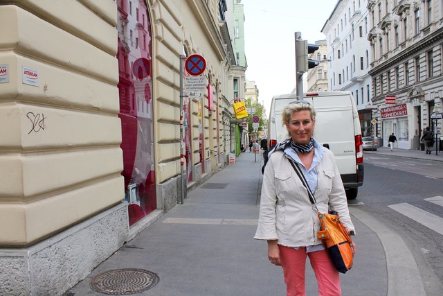 Für Christina Schlosser, Bezirksparteiobfrau ÖVP, ist der Bereich rund um die Ladezone Ecke Zieglergasse/Burggasse eine echte Gefahrenzone.