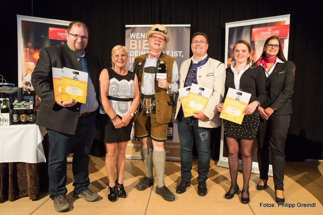 Bierwirte und -innovationen aus Kärnten v.l.n.r. Uli Bacher (Gartenrast, 5 Krügerl, Biergeschäft), Mia Petit (Gasthaus Wulz, 5 Krügerl), Bierpapst Conrad Seidl, Mario Donner (Hirter Braukeller Privatbrauerei Hirt GmbH, 3 Krügerl, Kellermeister als eine der Bierinnovationen des Jahres), Martene Petit (Gasthaus Wulz, 5 Krügerl) und Ursula Scheuringer (Casino Linz)