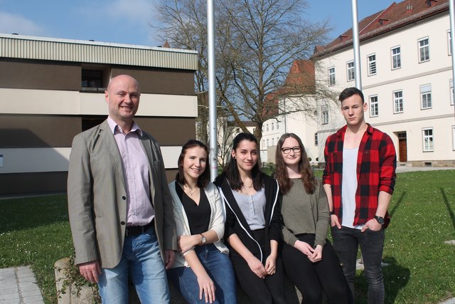Direktor Reinhard Furtlehner mit einigen Schülern. Auf familiäres Schulklima wird großer Wert gelegt.