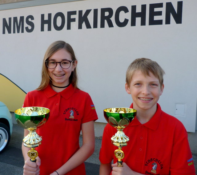 Elena Reinhold und Jonathan Stafflinger vor der Schule