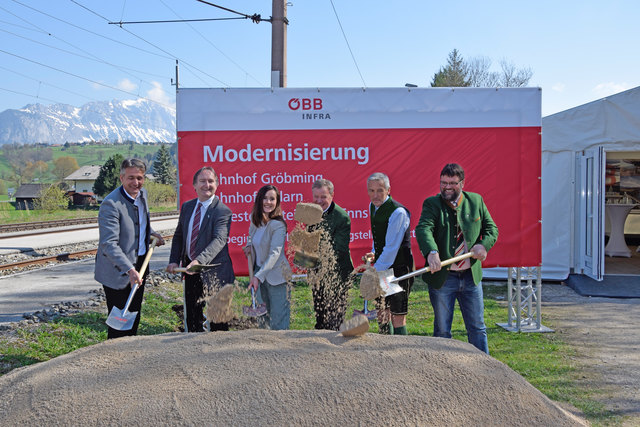 Großer Bahnhof in Moosheim: Werner Schwab, Helmut Windhager, Michaela Grubesa, Alois Guggi, Hannes Huber und Franz Zach (v. l.) bei der Spatenstichfeier.