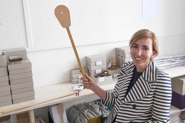 Fehlen nur noch die Fliegen - Alexandra Geyer mit der "Goodgoods" Fliegenklatsche