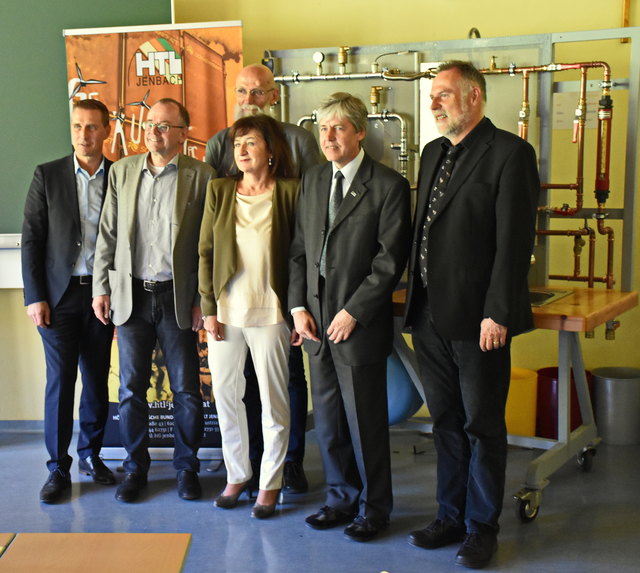 Im Bild von links nach rechts: WK Spartenobmann Gewerbe und Handwerk Franz JIRKA, Ing Anton Pletzer Kuratoriumspräs.HTL Jenbach, Arch DI Anton Lendl Landesschulinspektor für HTL, LRätin Dr Beate Palfrader, Lehrgangsleiter DI Christian Sausmikat und HTL Jenbach Direktor Dr Markus Hörhager