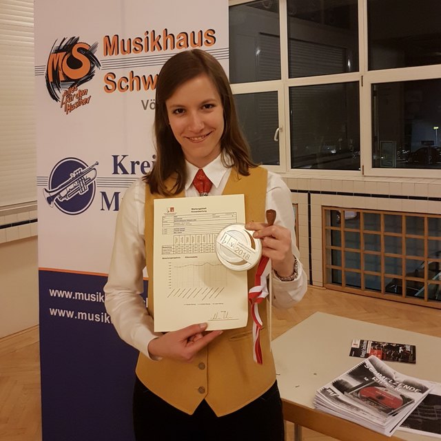 Johanna Heltschl, BA mit dem Wertungsbericht und der ersten Silbermedaille der Marktmusikkapelle Gallspach